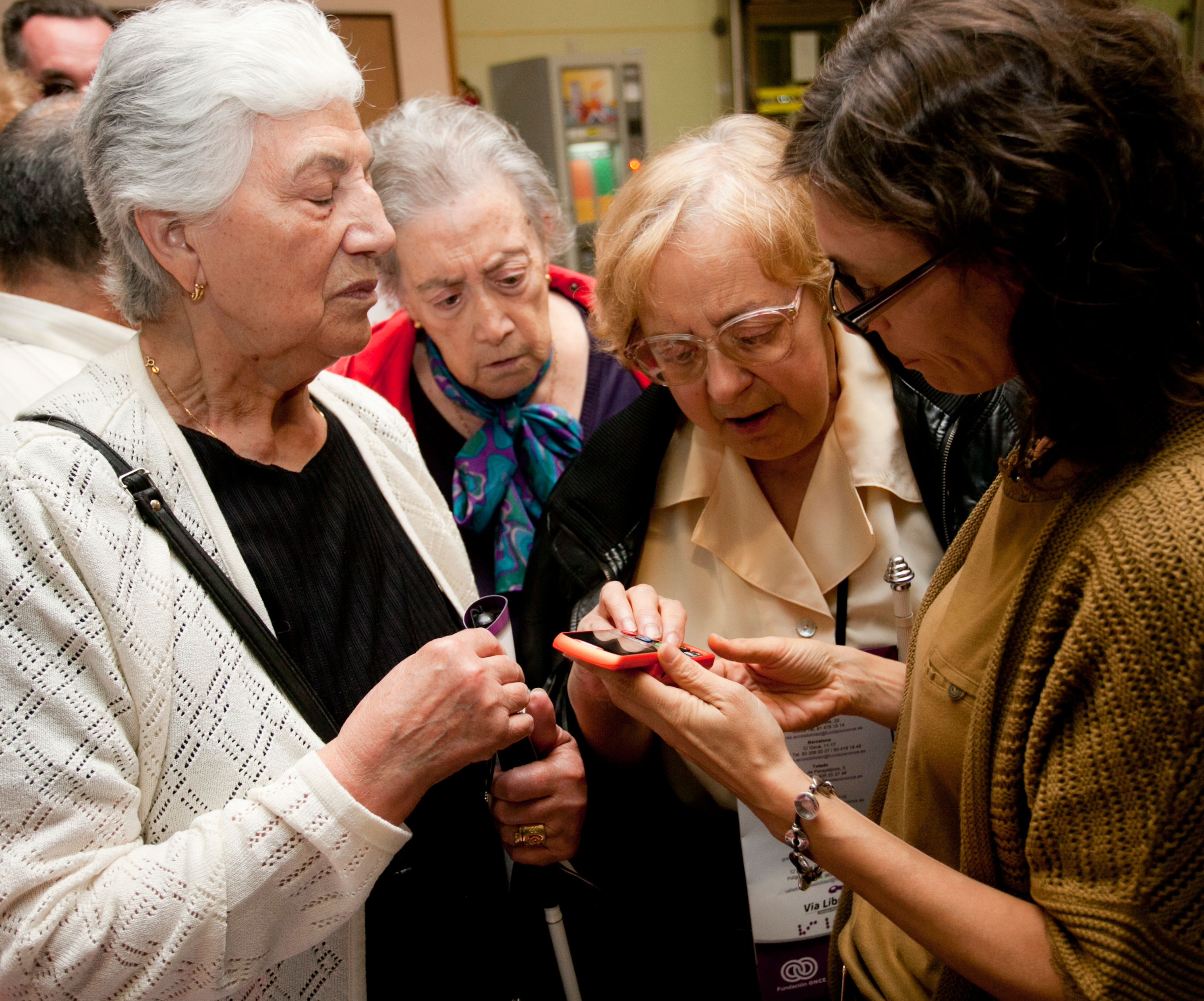 varias-mujeres-mayores-reunidas-mirando-un-movil.jpg