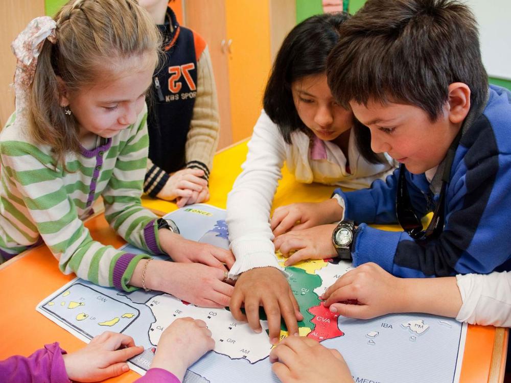 Varios niños utilizando material adaptado