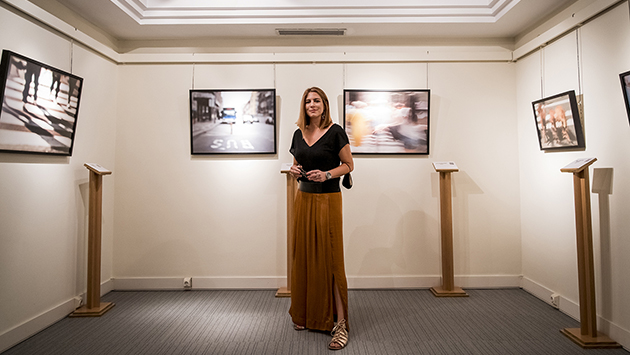 victoria_adame_rodeada_de_varias_de_las_fotografias_que_expone_en_el_museo_tiflologico.jpg