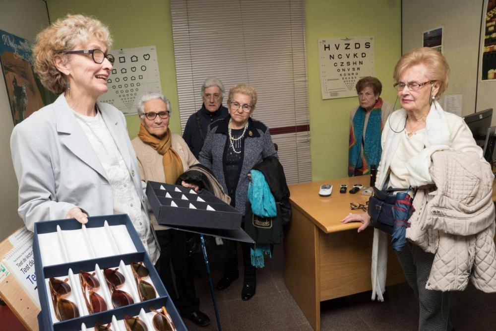 El grupo de mayores visitando el aula de ayudas ópticas