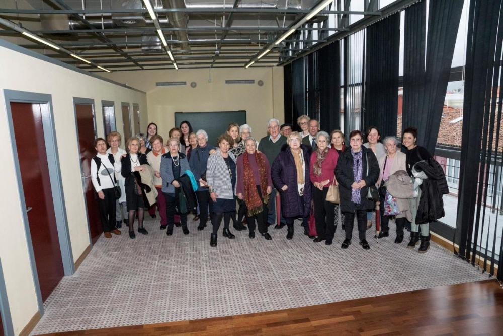Foto de familia de todo el grupo de visitantes en el aula de movilidad