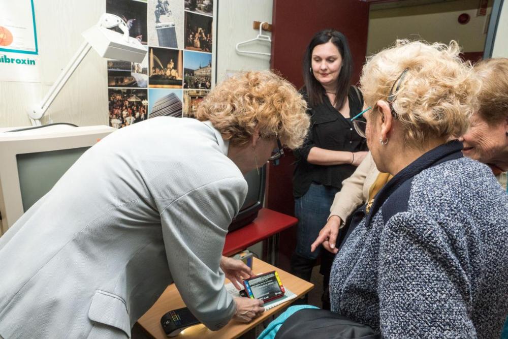 El grupo de mayores visita el aula de telelupas