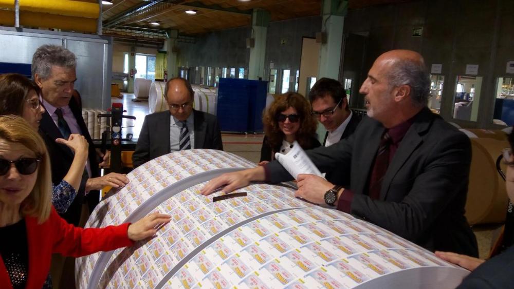 Los miembros del Consejo delante de los rulos de cupones