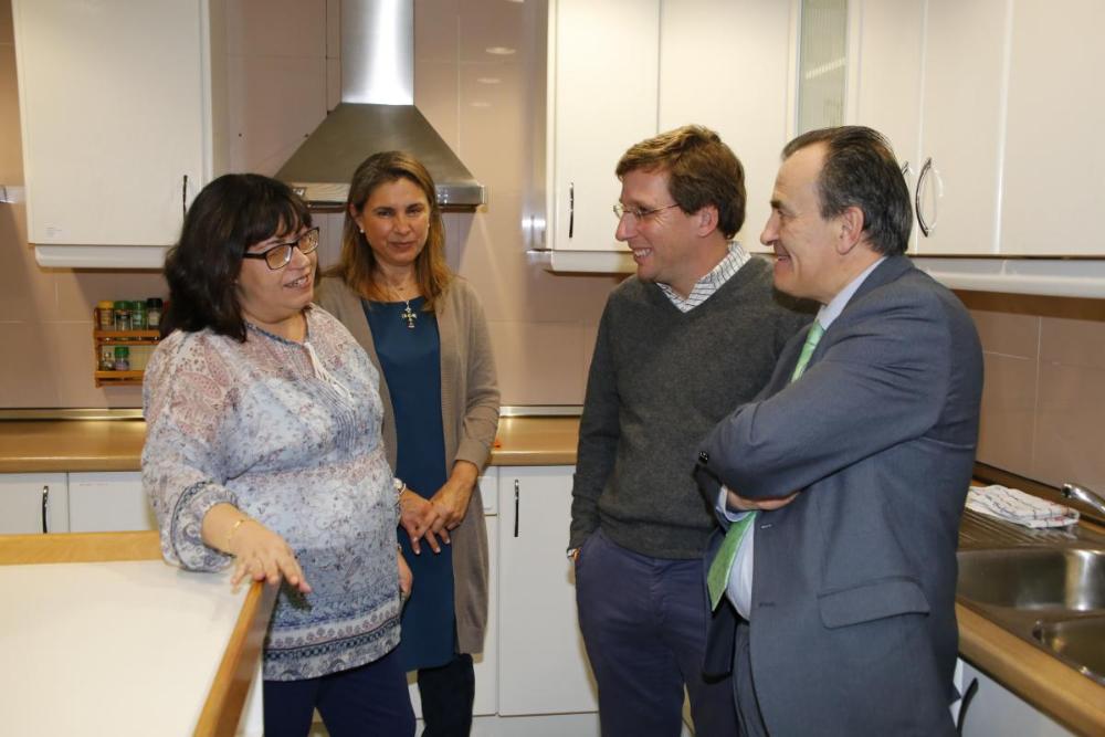 Almeida visita el aula de cocina junto a los responsables de ONCE