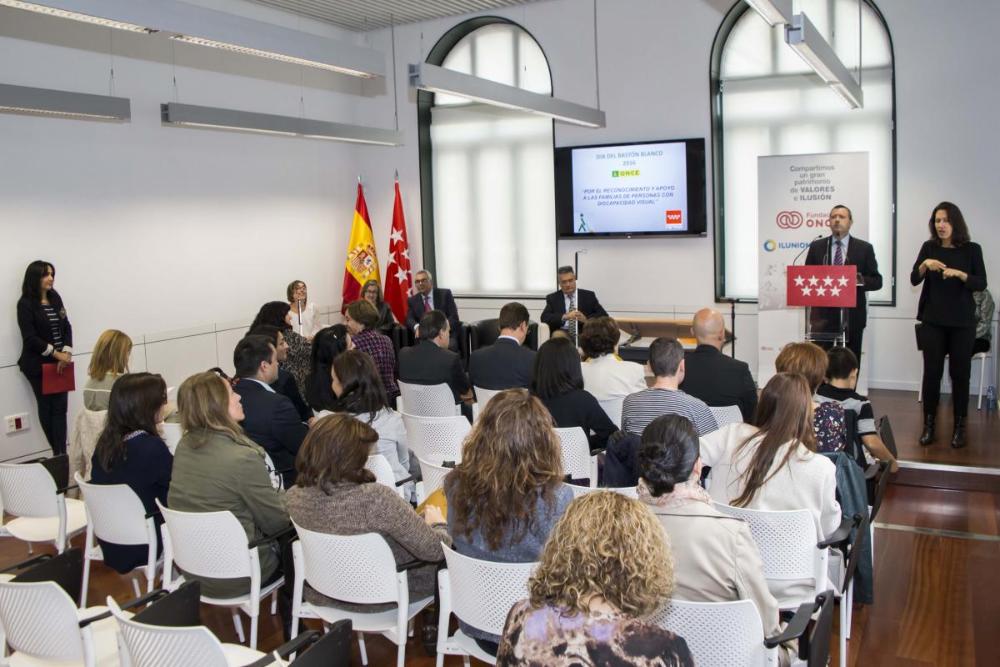 Vista general del público asistente al Día del Bastón Blanco