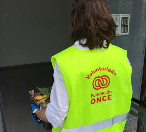 Voluntaria de Fundación ONCE con el chaleco identificativo