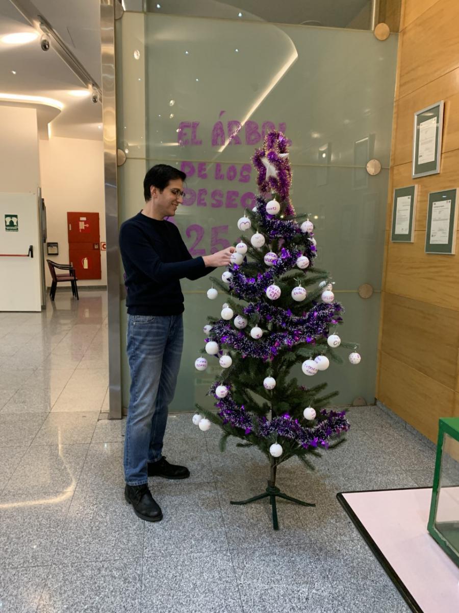 Juan Carlos Villanueva al lado del árbol de los deseos