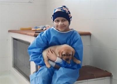 Alba cogiendo a uno de los cachorros
