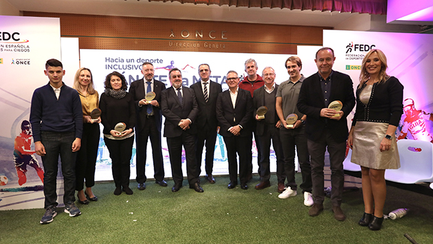 autoridades_con_todos_los_premiados.jpg