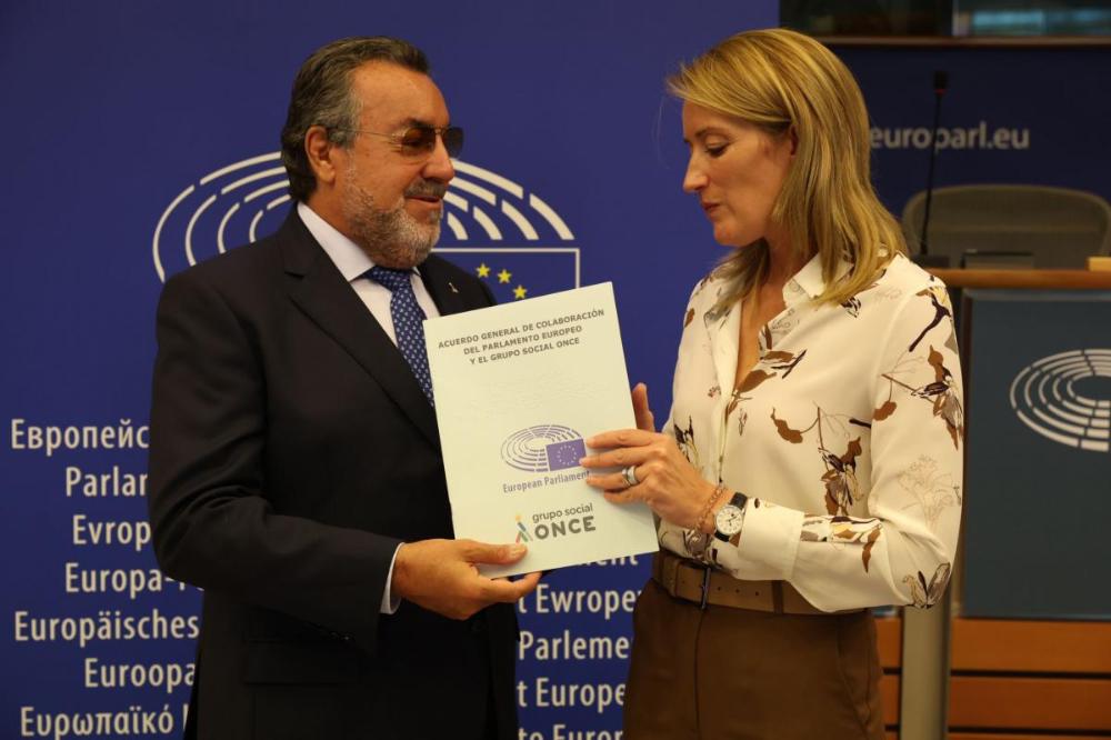 Miguel Carballeda y Roberta Metsola en el momento de la firma del convenio