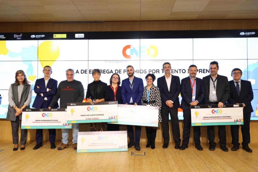 Foto de familia de todos los galardonados
