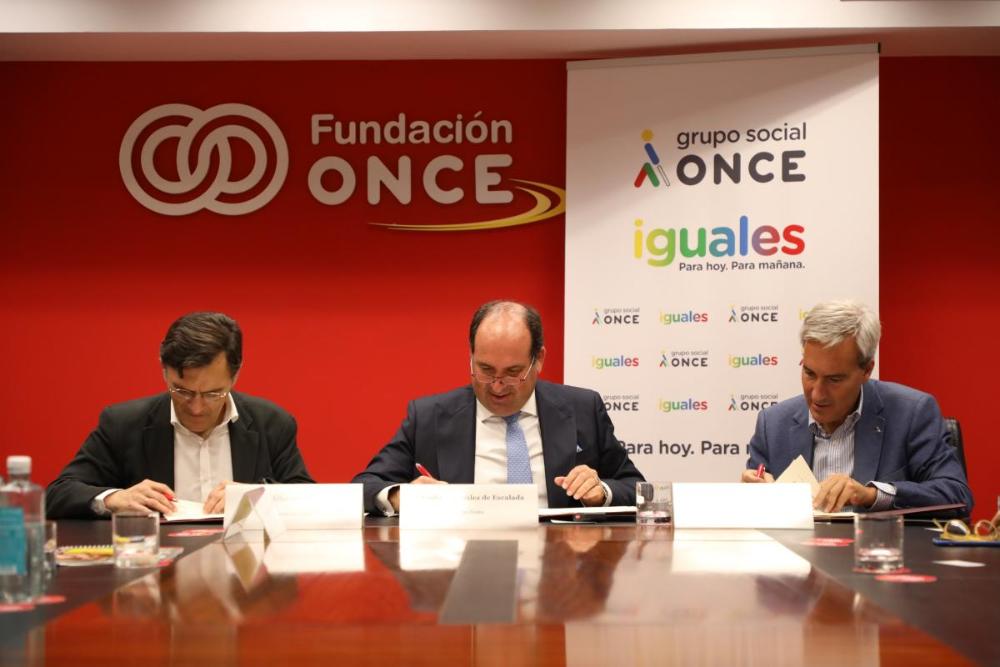 Momento de la firma entre las tres entidades