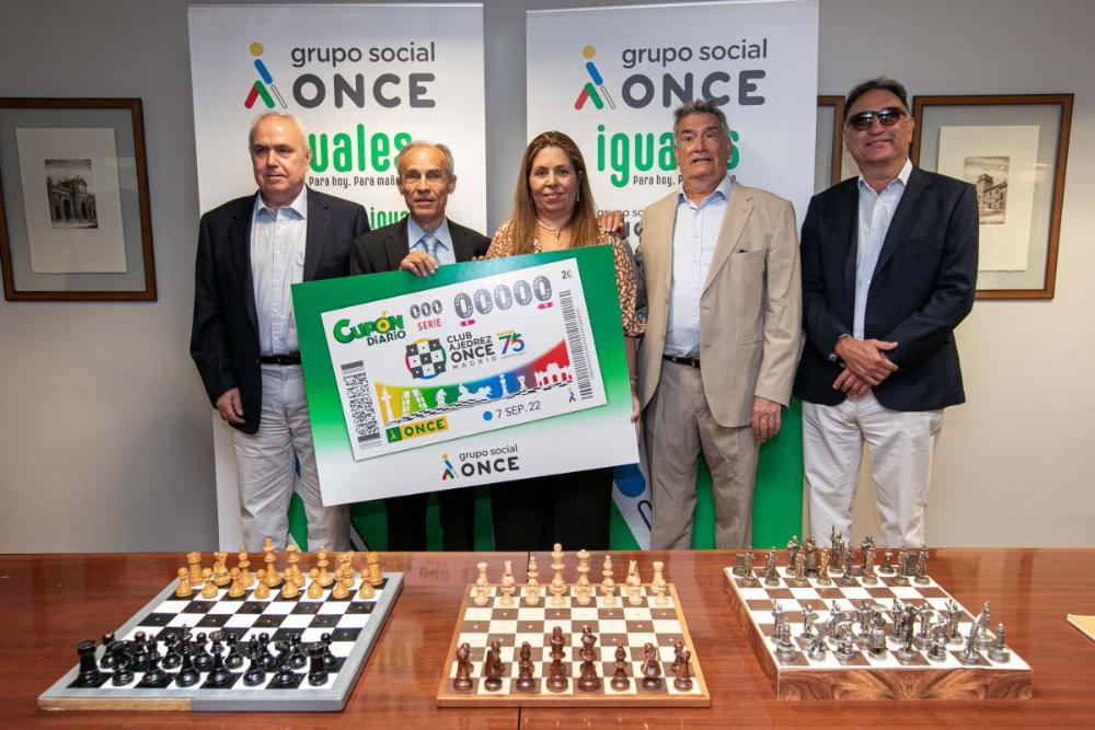 Lo miembros de la junta directiva del Club posan con la lámina del cupón