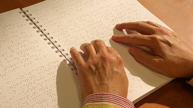 las_manos_de_una_persona_ciega_leen_un_libro_en_braille.jpg