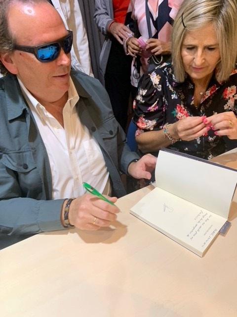 Rafael González Millán firmando los libros