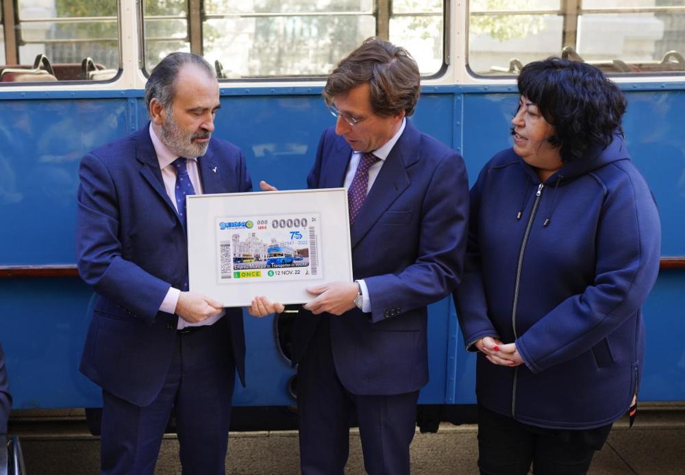 Luis Natalio Royo, Martínez-Almeida y Teresa Rodríguez posan con el cupón