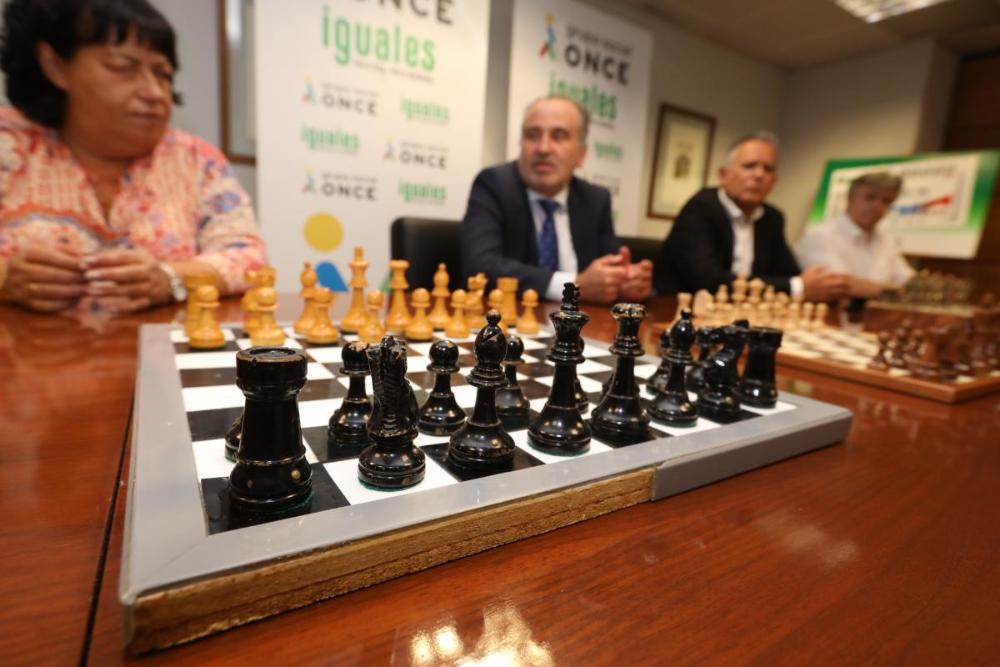 Primer plano de los tableros de ajedrez adaptados