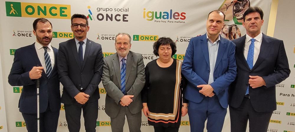 Foto de familia de los participante en la presentación de Javier Álvaro