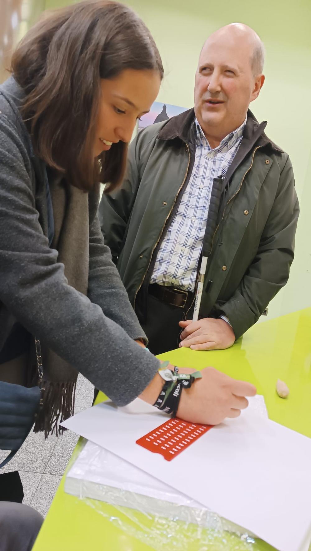 Alberto Gil junto a una de sus estudiantes