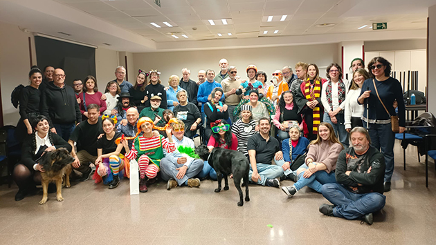 Foto de familia de los participantes en la fiesta de carnaval de ASOCIDE