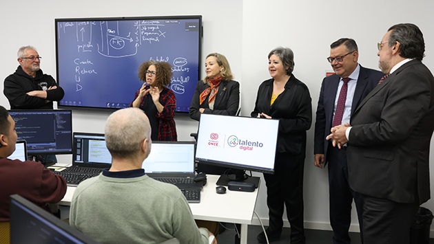 La comitiva visita una de las aulas