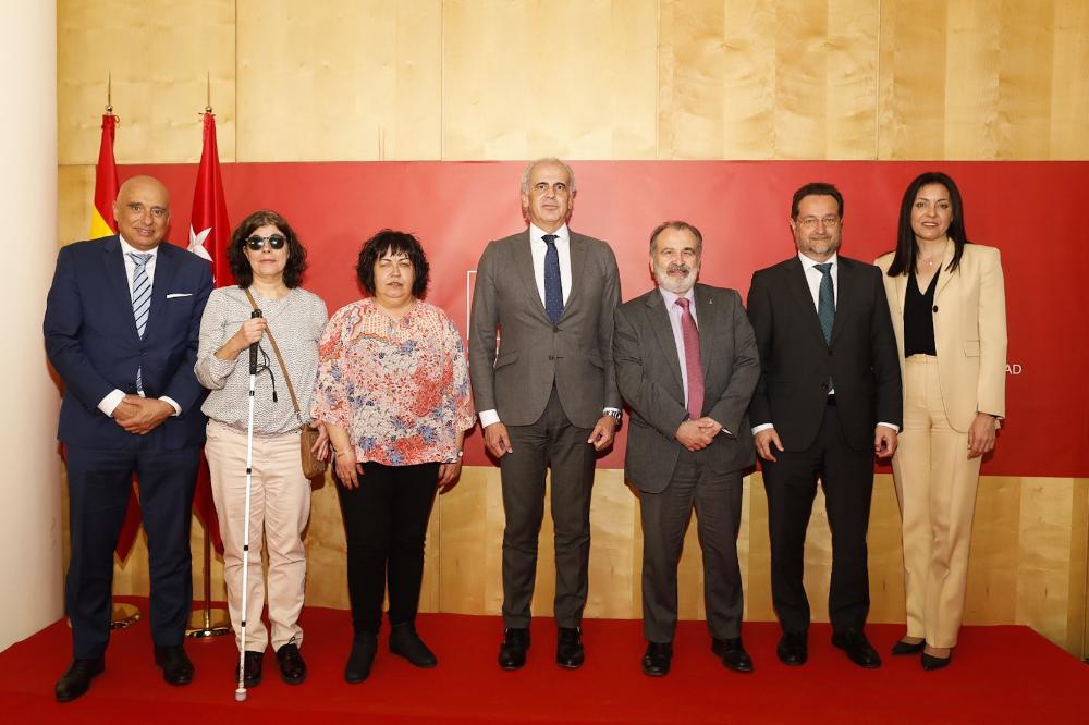 Foto de familia de todos los asistentes a la firma del convenio