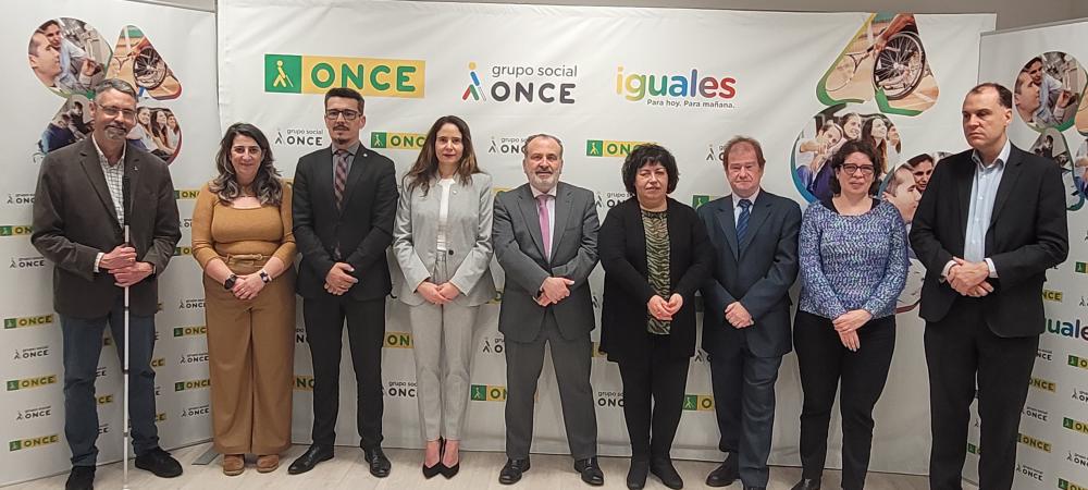 Foto de familia de los participantes en la presentación de Elisa González