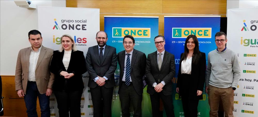 Foto de familia de los participantes en la firma