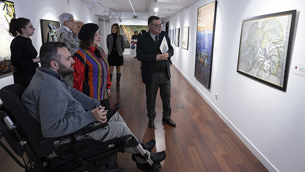 Momento de la visita durante la presentación de la exposición
