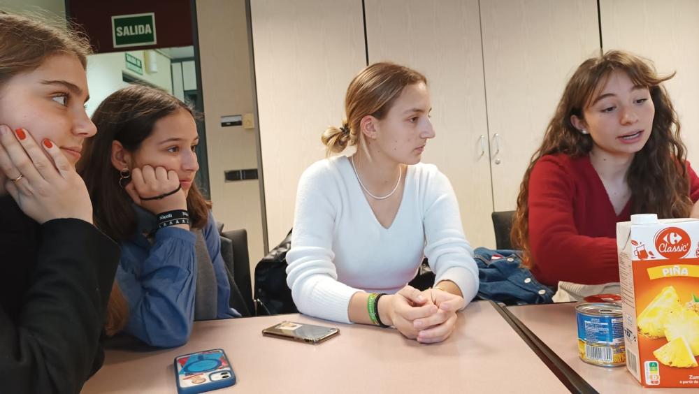 Las cuatro estudiantes presentan el proyecto