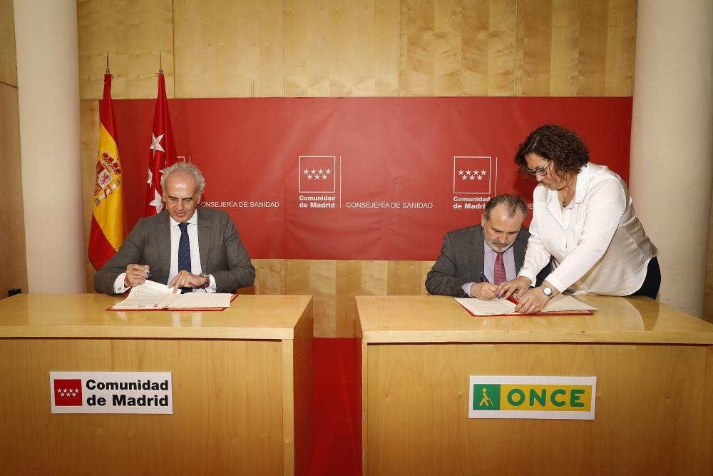 Ruiz Escudero y Luis Natalio Royo en el momento de la firma