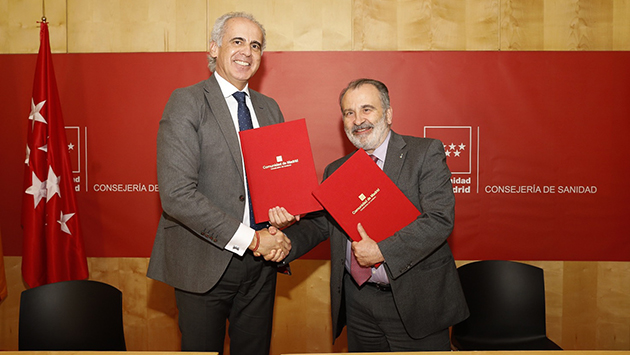 Ruiz Escudero y Luis Natalio Royo estrechan su mano tras la firma del convenio