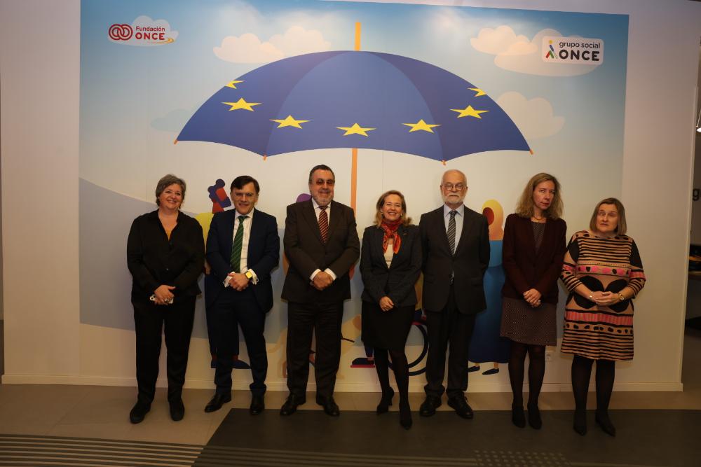 Foto de familia de los participantes en la comitiva de la visita