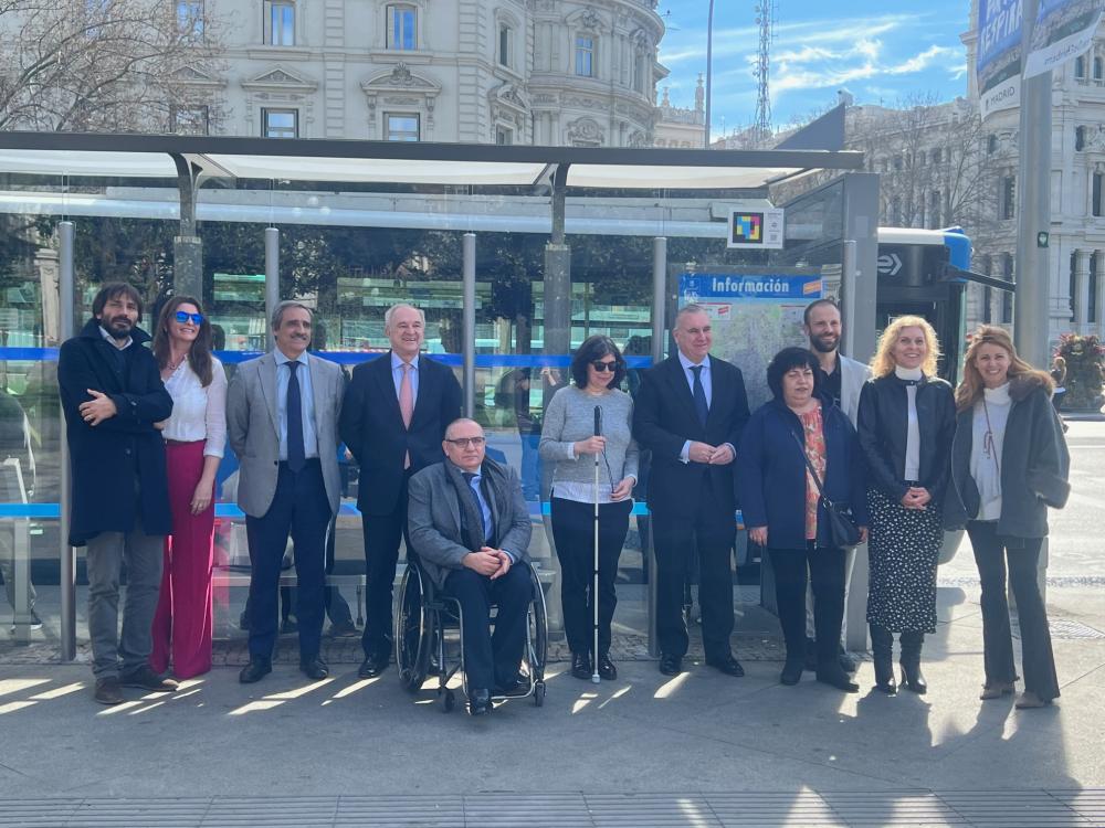 Foto de familia de los participantes en la presentación
