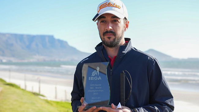 Alejandro de Miguel muestra el trofeo