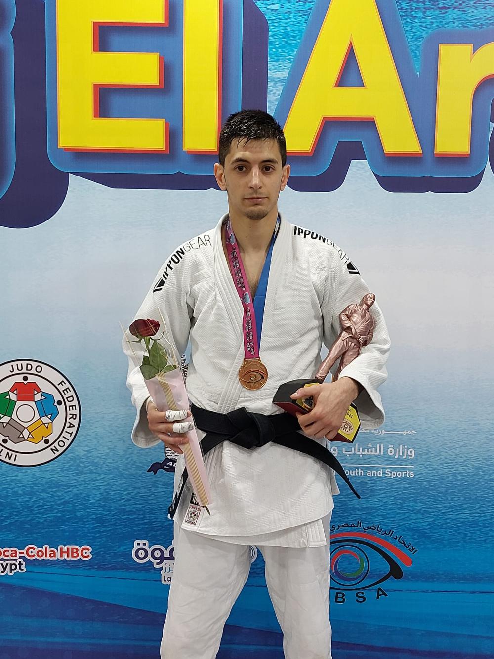 Daniel Gavilán recogiendo el trofeo