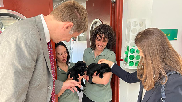 El embajador y su esposa en el área de cachorros