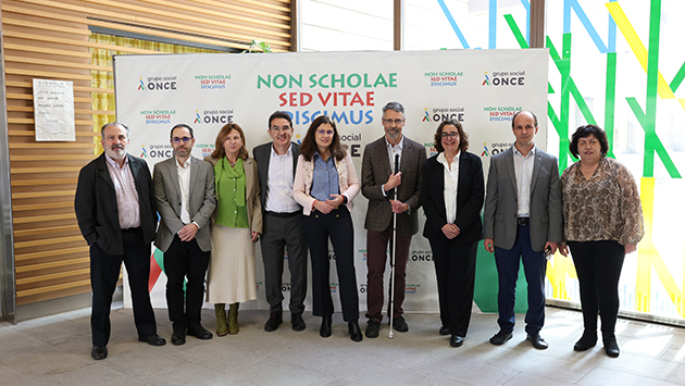 Foto de familia de las autoridades participantes