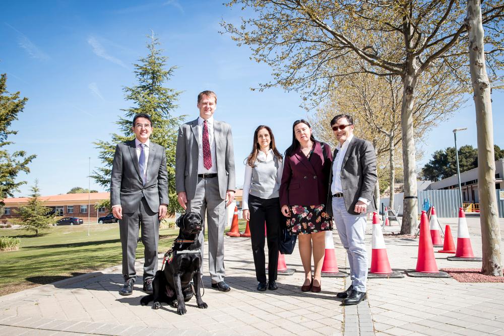 Foto de familia de los participantes en la visita