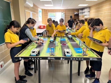 Chavales participando en las activiades