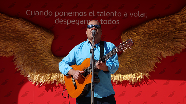 Gladston Galliza durante su actuación
