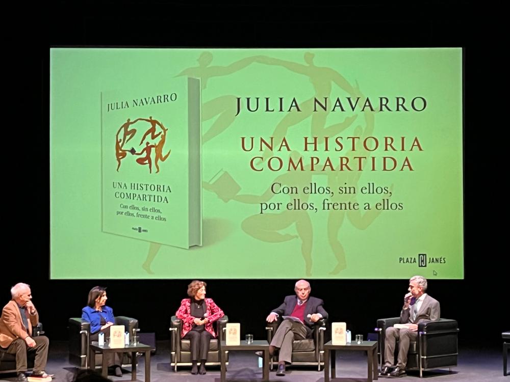 Un momento de la presentación con todos los participantes sobre el escenario