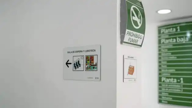 Señalética accesible en la piscina de Boadilla