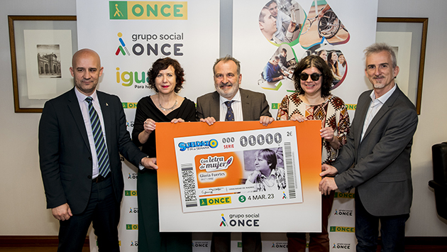 Foto de familia de la presentación del cupón de Gloria Fuertes
