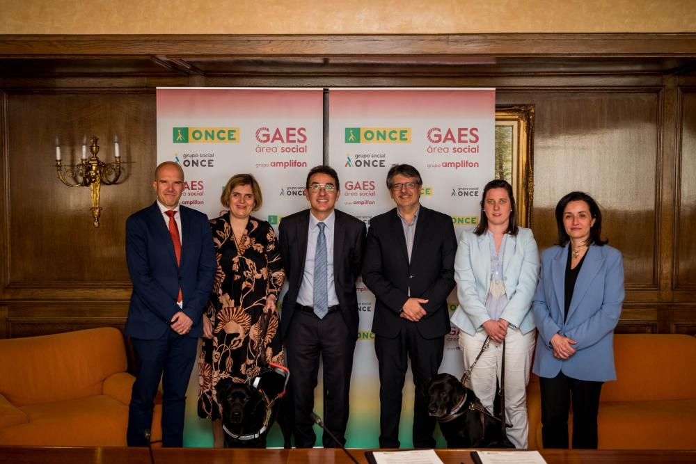 Foto de familia de los participantes en la firma