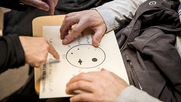 Los asistentes reconocen al tacto una plantilla en relieve y braille