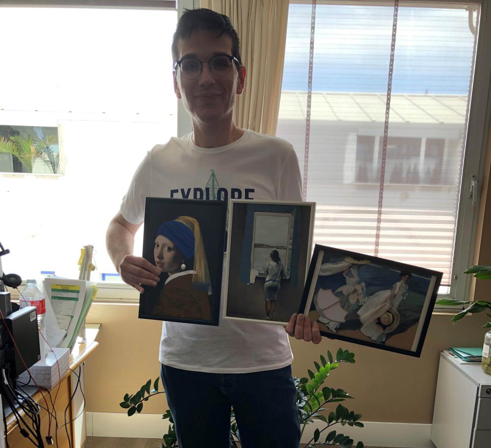 Juan Carlos Villanueva muestra algunas de los relieves de las pinturas