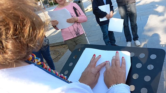 Una de las participantes leyendo en braille la obra de Pío Baroja