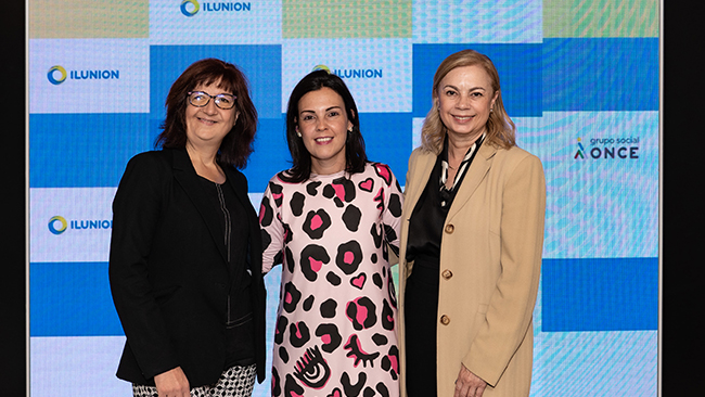 Foto de familia de las participantes en la firma del convenio