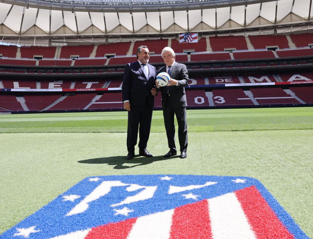 Carballeda entrega un balón de fútbol ciegos a Cerezo